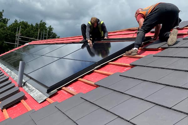 2 solar installers on a roof